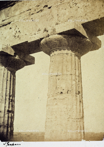 AVQ-A-002966-0120 - Particolare di un capitello all'interno del tempio di Nettuno a Paestum - Data dello scatto: 1859 - Archivi Alinari, Firenze