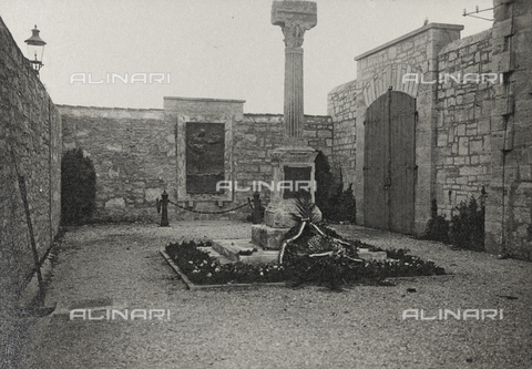 AVQ-A-003604-0119 - Album "Visioni di guerra 1915-1918": monumento ai caduti - Data dello scatto: 1915-1918 - Archivi Alinari, Firenze