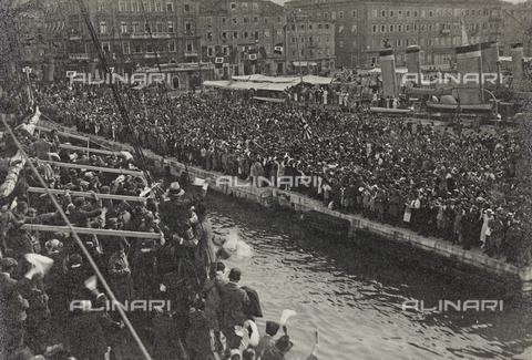 AVQ-A-003604-0121 - Album "Visioni di guerra 1915-1918": una folla saluta una nave piena di passeggeri - Data dello scatto: 1918 - Archivi Alinari, Firenze