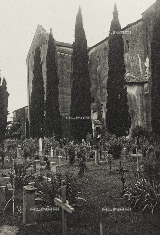 AVQ-A-003604-0122 - Album "Visioni di guerra 1915-1918": cimitero accanto a una chiesa - Data dello scatto: 1915-1918 - Archivi Alinari, Firenze