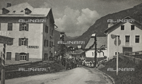 AVQ-A-003604-0132 - Album "Visioni di guerra 1915-1918": militari e popolazione in una strada di Canazei - Data dello scatto: 1919 - Archivi Alinari, Firenze