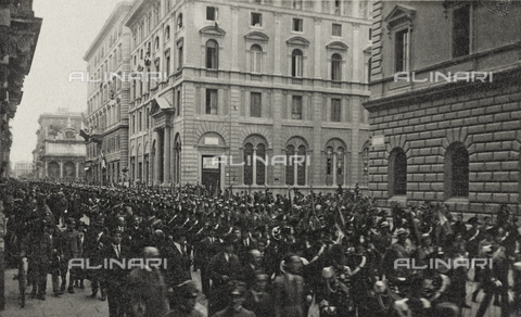 AVQ-A-003604-0133 - Album "Visioni di guerra 1915-1918": folla riunita per le celebrazioni alla fine della Grande Guerra - Data dello scatto: 1919 - Archivi Alinari, Firenze