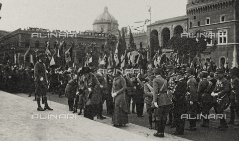 AVQ-A-003604-0134 - Album "Visioni di guerra 1915-1918": folla riunita per le celebrazioni alla fine della Grande Guerra - Data dello scatto: 1919 - Archivi Alinari, Firenze