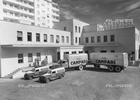 AVQ-A-003605-0033 - Album "Campari": ingresso dello stabilimento Campari a Milano - Data dello scatto: 1950 ca. - Archivi Alinari, Firenze