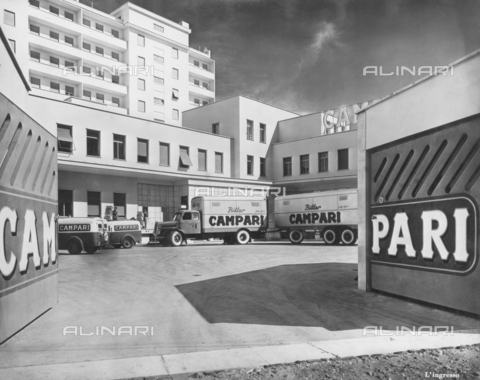 AVQ-A-003605-0034 - Album "Campari": ingresso dello stabilimento Campari a Milano - Data dello scatto: 1950 ca. - Archivi Alinari, Firenze