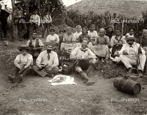 AVQ-A-003698-0021 - Group portrait of farmers photographed during a break at the farm "Lo Zucco" in Sicily, property of Roberto Luigi Filippo d'Orleans - Date of photography: 1900 - Alinari Archives, Florence