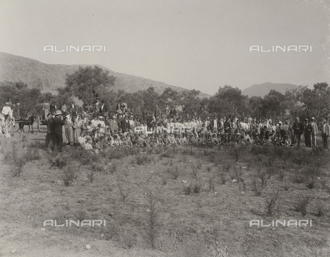 AVQ-A-003698-0026 - Group portrait at the farm "Lo Zucco" in Sicily, property of Roberto Luigi Filippo d'Orleans - Date of photography: 1900 - Alinari Archives, Florence