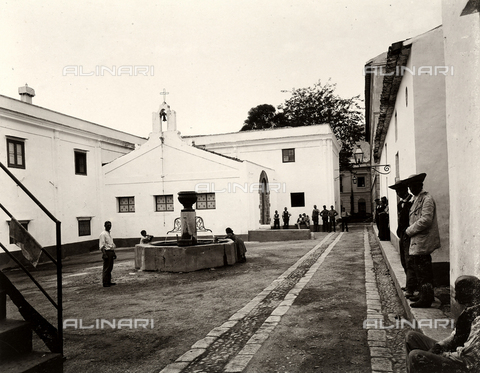 AVQ-A-003698-0042 - A group of farmers in the vicinity of the church of the farm "Lo Zucco" in Sicily, property of Roberto Luigi Filippo d'Orleans - Date of photography: 1900 - Alinari Archives, Florence