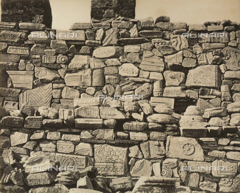 AVQ-A-003848-0010 - "Souvenirs d'Orient": fregi e frammenti di sculture nell'Acropoli di Atene - Data dello scatto: 1871 - Archivi Alinari, Firenze