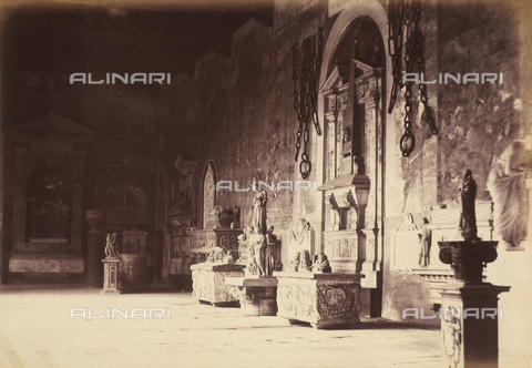 AVQ-A-003862-0100 - Braccio del Camposanto di Pisa, adorno di affreschi, statue e sepolcri - Data dello scatto: 1860 ca. - Archivi Alinari, Firenze