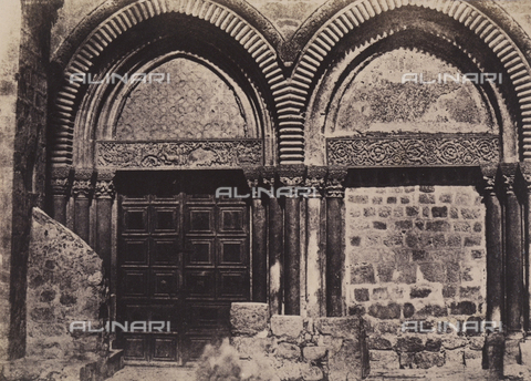 AVQ-A-004115-0030 - Portale della facciata del Santo Sepolcro a Gerusalemme - Data dello scatto: 1856 - Archivi Alinari, Firenze