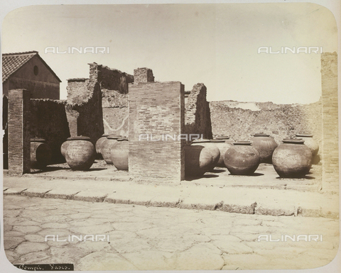 AVQ-A-004117-0045 - Orci per conservare vino e olio, rinvenuti a Pompei - Data dello scatto: 1865 ca. - Archivi Alinari, Firenze