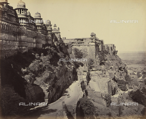 AVQ-A-004121-0033 - Scorcio dell'entrata al Palazzo del Raja Man Singh del forte di Gwalior, in India - Data dello scatto: 1863-1870 ca. - Archivi Alinari, Firenze