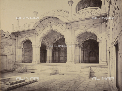 AVQ-A-004121-0040 - L'interno della Moti Masjid, o Moschea della Perla, a Delhi, in India - Data dello scatto: 1863-1870 - Archivi Alinari, Firenze