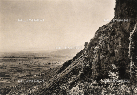 BAF-A-004894-0087 - "En Grèce par monts et par vaux": le termopili e la piana di Lamia viste dal Monte Oeta - Data dello scatto: 1903-1910 - Archivi Alinari, Firenze