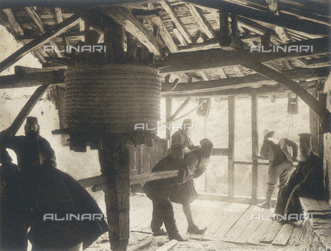 BAF-A-004894-0092 - "En Grèce par monts et par vaux": monaci che fanno girare un argano nel Monastero di Santa Trinità situato sulle Meteore - Data dello scatto: 1903-1910 - Archivi Alinari, Firenze