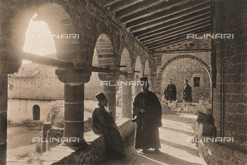 BAF-A-004894-0094 - "En Grèce par monts et par vaux": il chiostro del Convento di Santo Stefano sulle Meteore - Data dello scatto: 1903-1910 - Archivi Alinari, Firenze