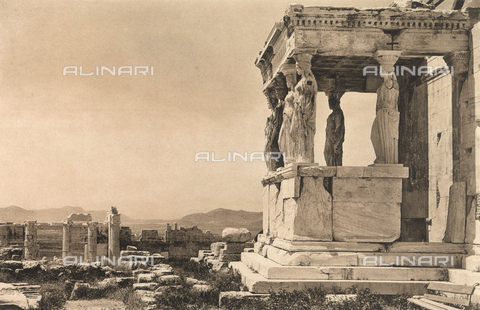 BAF-A-004894-0102 - "En Grèce par monts et par vaux": la loggetta delle Cariatidi appartenente al nucleo dell'Eretteo, sull'Acropoli di Atene - Data dello scatto: 1903-1910 - Archivi Alinari, Firenze