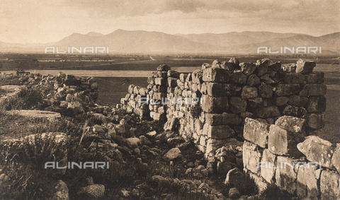 BAF-A-004894-0107 - "En Grèce par monts et par vaux": le rovine delle Mura Ciclopiche dell'Acropoli di Tirinto - Data dello scatto: 1903-1910 - Archivi Alinari, Firenze