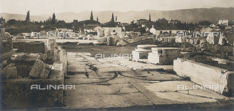 BAF-A-004894-0115 - "En Grèce par monts et par vaux": le rovine dei Propilei ad Eleusi - Data dello scatto: 1903-1910 - Archivi Alinari, Firenze