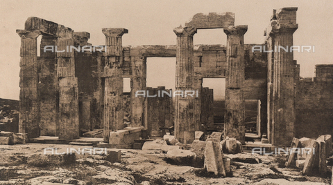 BAF-A-004894-0119 - "En Grèce par monts et par vaux": rovine del portico orientale dei Propilei sull'Acropoli di Atene - Data dello scatto: 1903-1910 - Archivi Alinari, Firenze