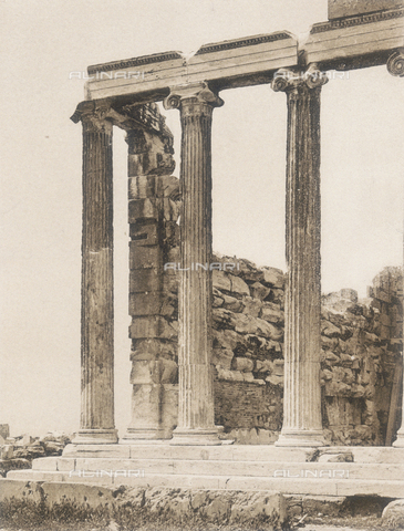 BAF-A-004894-0127 - "En Grèce par monts et par vaux": il portico orientale dell'Eretteo dell'Acropoli di Atene - Data dello scatto: 1903-1910 - Archivi Alinari, Firenze