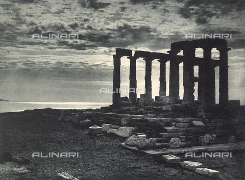 BAF-A-004894-100A - "En Grèce par monts et par vaux": il tempio di Poseidone, Capo Sounion - Data dello scatto: 1903-1910 - Archivi Alinari, Firenze