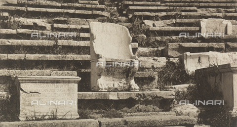 BAF-A-004894-128B - "En Grèce par monts et par vaux": sedile del teatro di Dioniso ad Atene - Data dello scatto: 1903-1910 - Archivi Alinari, Firenze