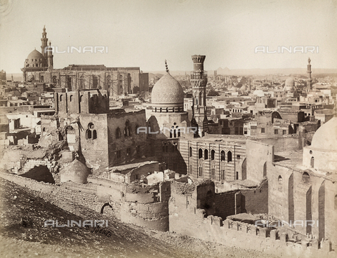 BAQ-A-001543-0121 - Veduta de Il Cairo ripresa dal Monte Vesir, e le Piramidi all'orizzonte - Data dello scatto: 1870 ca. - Archivi Alinari, Firenze