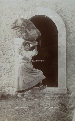 BAQ-F-001140-0000 - Donna che porta una grande cesta - Data dello scatto: 1907 - 1913 - Archivi Alinari, Firenze