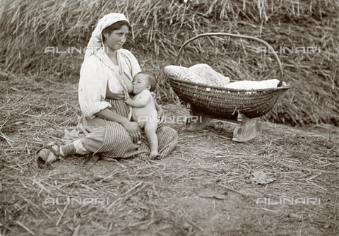 BAQ-F-001153-0000 - Giovane contadina allatta il proprio bambino in un fienile - Data dello scatto: 1907 - 1913 ca. - Archivi Alinari, Firenze