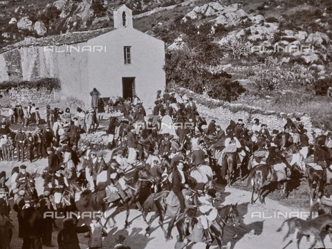 BAQ-F-001166-0000 - Cavalieri e folla all'esterno di una piccola chiesa, Sardegna - Data dello scatto: 1900-1910 - Archivi Alinari, Firenze