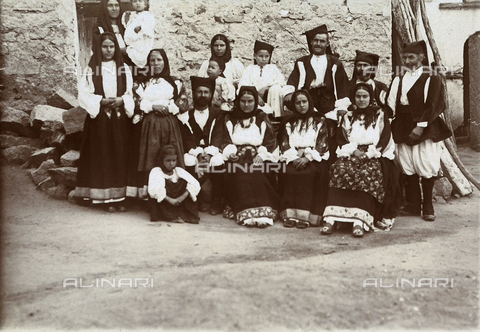 BAQ-F-001167-0000 - Ritratto di gruppo in costume tradizionale sardo - Data dello scatto: 1903 - Archivi Alinari, Firenze