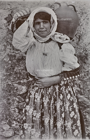 BAQ-F-001174-0000 - Ritratto femminile, Sardegna - Data dello scatto: 1900-1910 - Archivi Alinari, Firenze