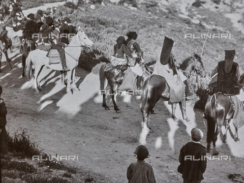 BAQ-F-001175-0000 - Cavalieri in abiti tradizionali, Sardegna - Data dello scatto: 1900-1910 - Archivi Alinari, Firenze