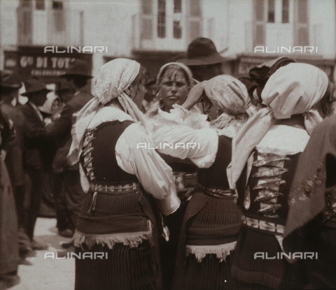 BAQ-F-001178-0000 - Gruppo di donne in costume tradizionale - Data dello scatto: 1903 - Archivi Alinari, Firenze