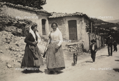 BAQ-F-001179-0000 - Due donne con i fucili da caccia - Data dello scatto: 1908 - Archivi Alinari, Firenze