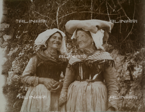 BAQ-F-001190-0000 - Due anziane donne - Data dello scatto: 1903 - Archivi Alinari, Firenze