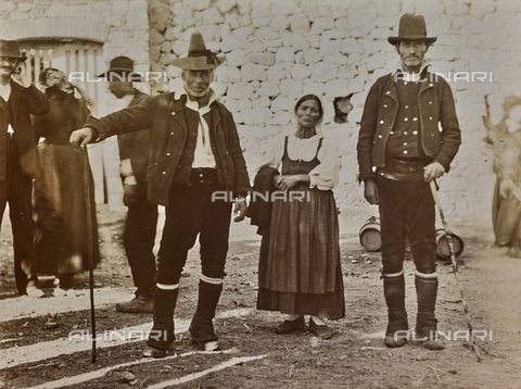 BAQ-F-001195-0000 - Costumi tradizionali, Sardegna - Data dello scatto: 1900-1910 - Archivi Alinari, Firenze