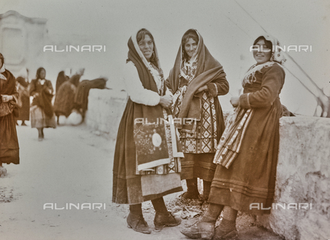 BAQ-F-001197-0000 - Donne in costume tradizionale, Sardegna - Data dello scatto: 1900-1910 - Archivi Alinari, Firenze