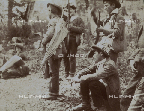 BAQ-F-001202-0000 - Cacciatori in un momento di pausa - Data dello scatto: 1903 - Archivi Alinari, Firenze