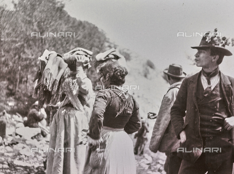 BAQ-F-001203-0000 - Persone in costume tradizionale, Sardegna - Data dello scatto: 1900-1910 - Archivi Alinari, Firenze