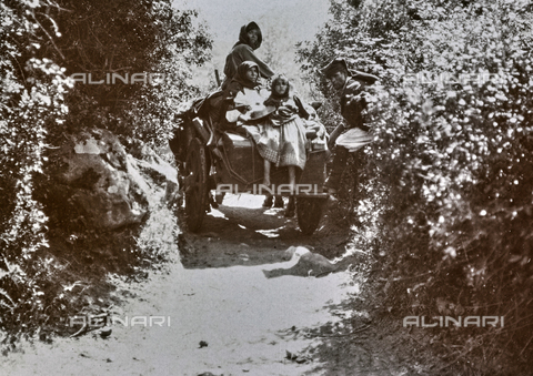 BAQ-F-001208-0000 - Contadine su un carro, Sardegna - Data dello scatto: 1900-1910 - Archivi Alinari, Firenze