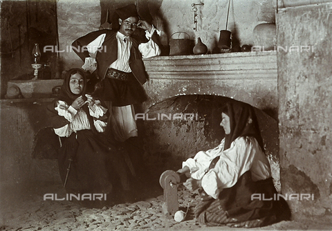 BAQ-F-001209-0000 - Contadini davanti al camino - Data dello scatto: 1903 - Archivi Alinari, Firenze