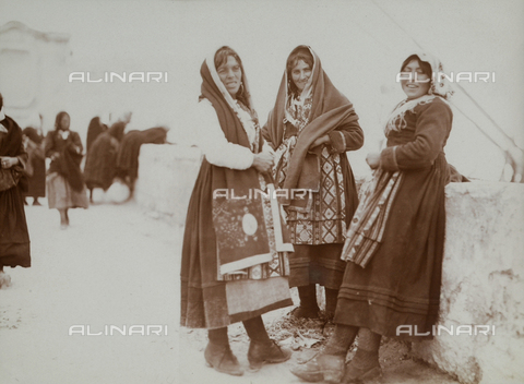 BAQ-F-001229-0000 - Ritratto di tre donne in abiti tradizionali - Data dello scatto: 1903 - Archivi Alinari, Firenze