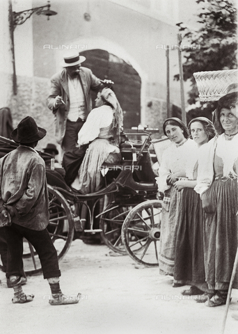 BAQ-F-001286-0000 - Il dentista itinerante a Gallinaro, Frosinone - Data dello scatto: 1910 - Archivi Alinari, Firenze