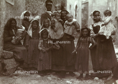 BAQ-F-001292-0000 - Ritratto di gruppo con numerosi bambini a Gallinaro, Frosinone - Data dello scatto: 1910 - Archivi Alinari, Firenze