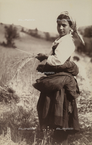 BAQ-F-001293-0000 - Giovane contadina nei campi a Gallinaro, Frosinone - Data dello scatto: 1910 - Archivi Alinari, Firenze