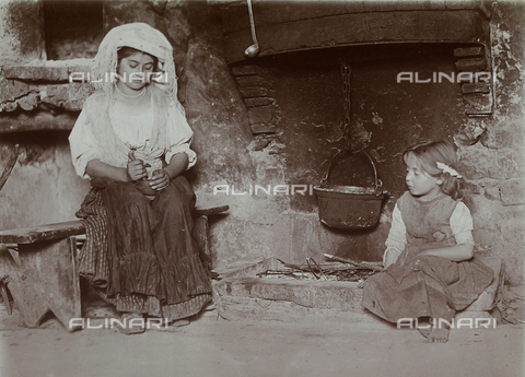 BAQ-F-001297-0000 - Preparazione del pasto in una cucina di Gallinaro, Frosinone - Data dello scatto: 1910 - Archivi Alinari, Firenze