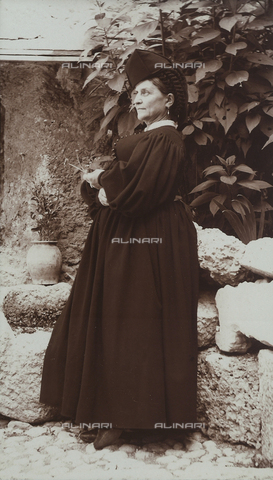 BAQ-F-001303-0000 - Ritratto di donna in costume tradizionale di Scanno - Data dello scatto: 1907 - Archivi Alinari, Firenze